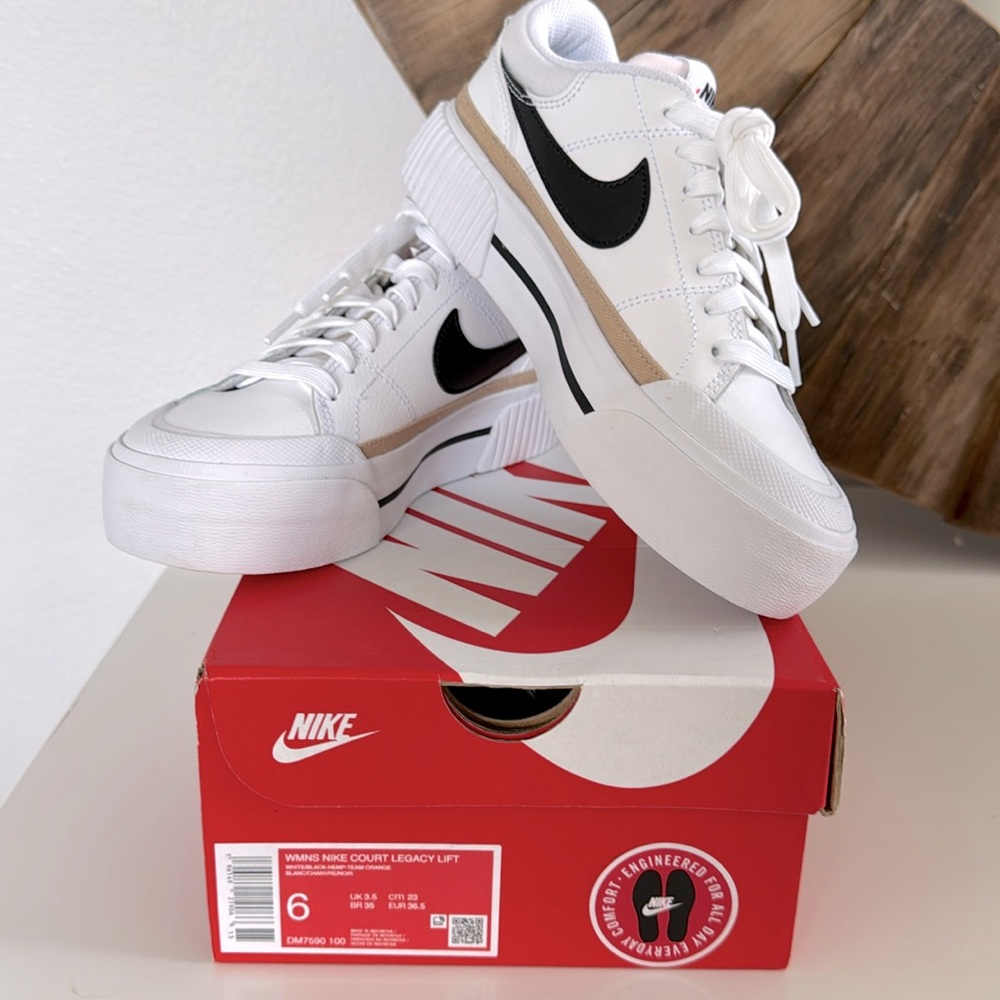 Nike Women’s Court Legacy Lift